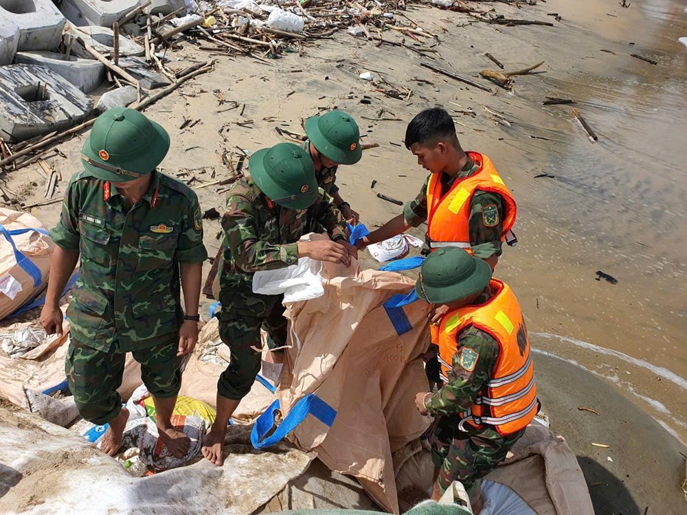 Khẩn trương khắc phục sạt lở bờ biển trước khi bão số 13 đổ bộ - ảnh 4