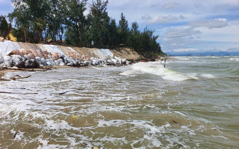 Khẩn trương khắc phục sạt lở bờ biển trước khi bão số 13 đổ bộ - ảnh 2