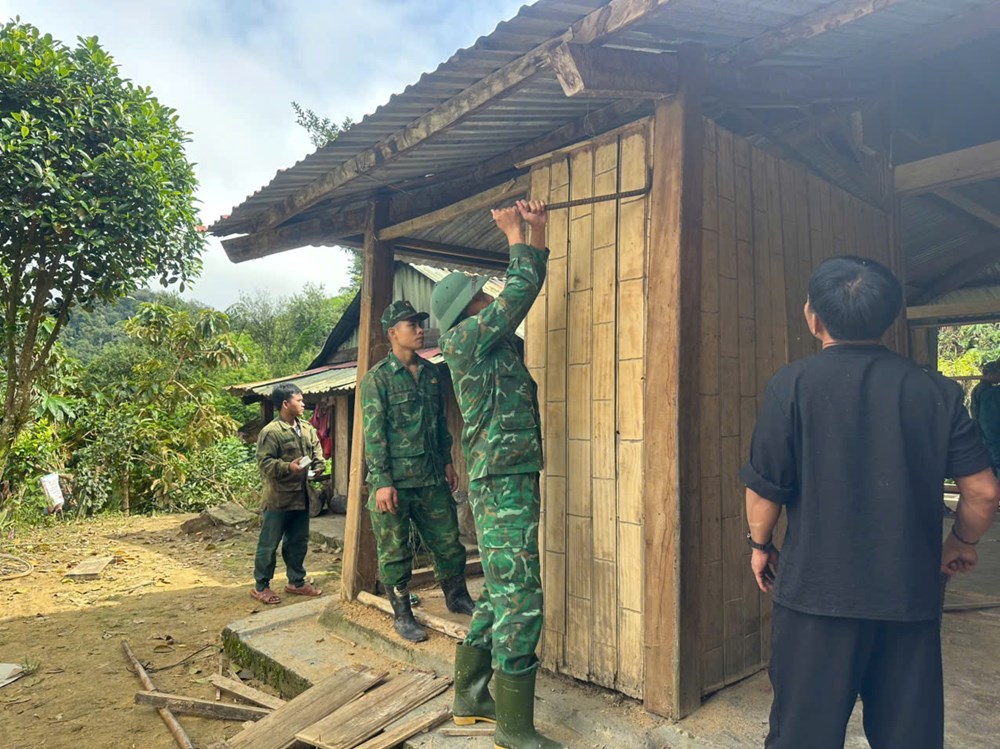 Hối hả chằng chống nhà cửa, gặt lúa,…”chạy” bão số 13 - ảnh 2