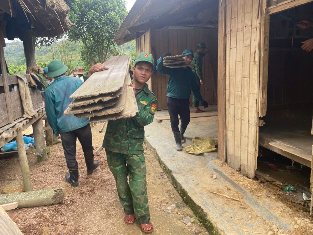 Hối hả chằng chống nhà cửa, gặt lúa,…”chạy” bão số 13 - ảnh 12