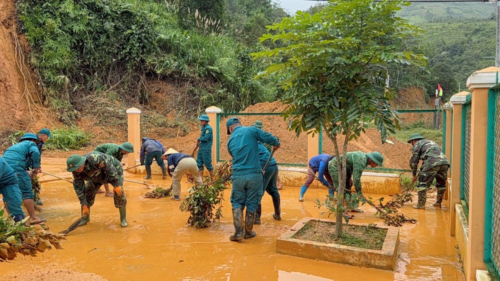 Hối hả chằng chống nhà cửa, gặt lúa,…”chạy” bão số 13 - ảnh 1