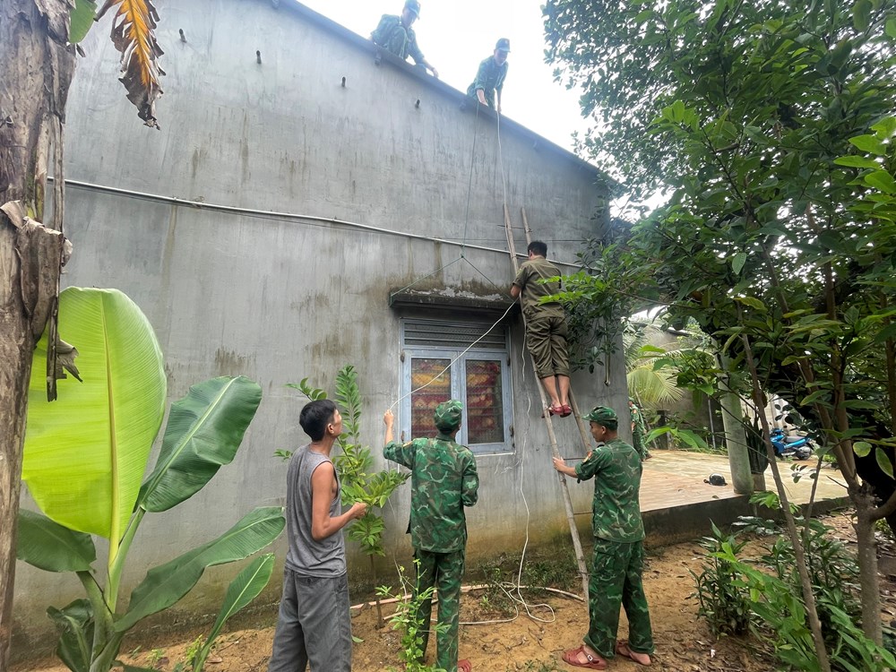 Hối hả chằng chống nhà cửa, gặt lúa,…”chạy” bão số 13 - ảnh 4