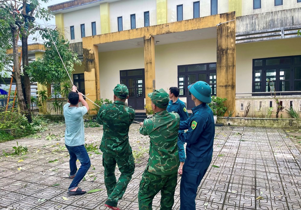 Hối hả chằng chống nhà cửa, gặt lúa,…”chạy” bão số 13 - ảnh 11