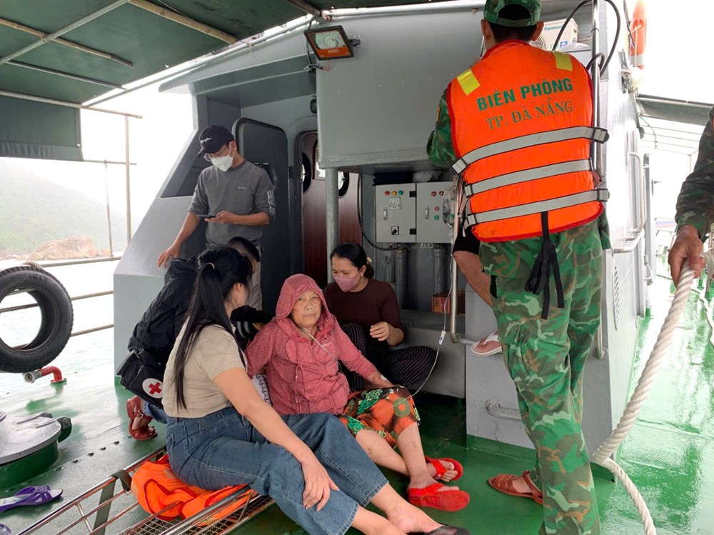 Hối hả chằng chống nhà cửa, gặt lúa,…”chạy” bão số 13 - ảnh 14