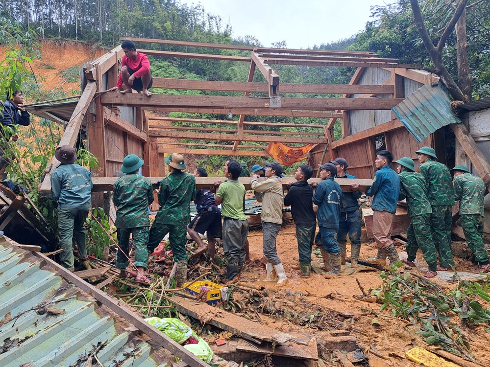 Tập trung di dời dân vùng nguy cơ sạt lở, lũ quét đến nơi an toàn - ảnh 3