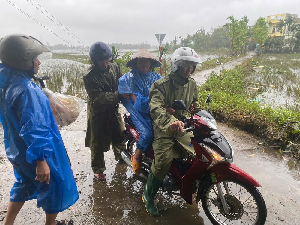 Tập trung di dời dân vùng nguy cơ sạt lở, lũ quét đến nơi an toàn - ảnh 1