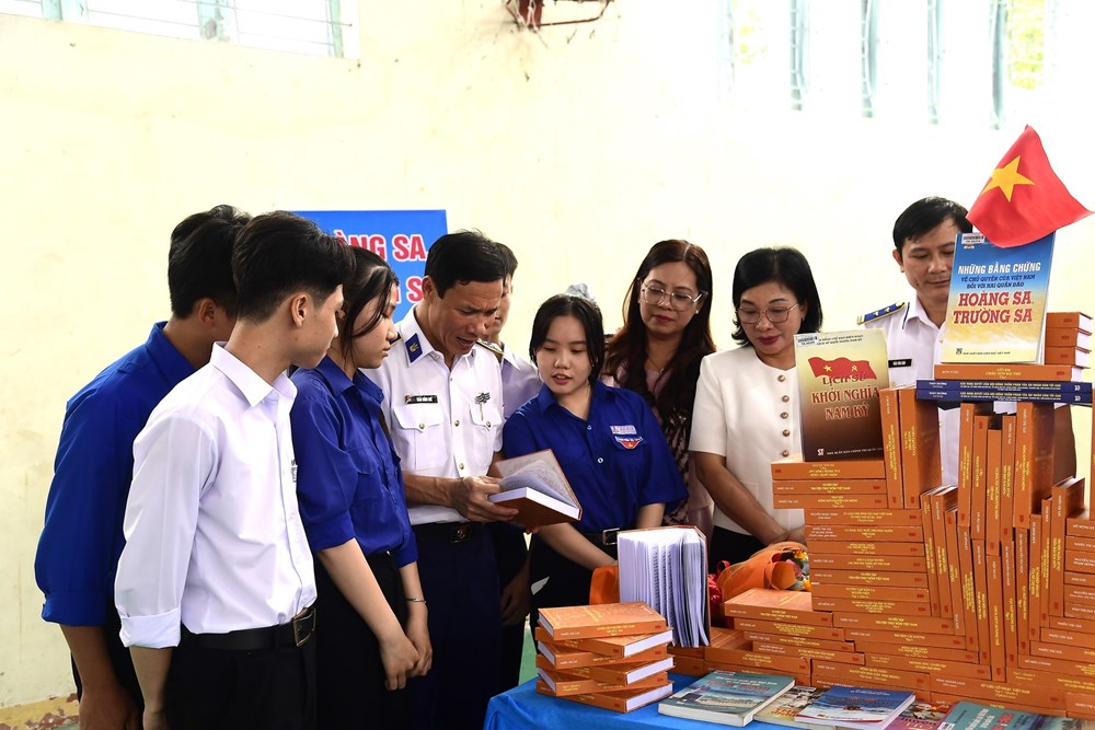 Vùng Cảnh sát biển 2 tổ chức nhiều hoạt động hưởng ứng Ngày Pháp luật Nước CHXHCN Việt Nam - ảnh 4