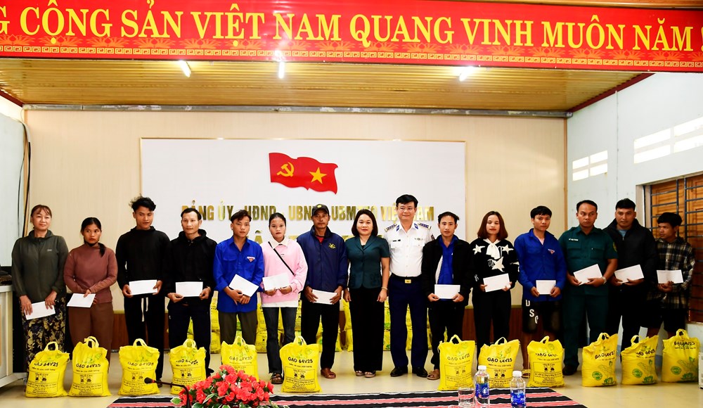 Vùng Cảnh sát biển 2 thăm, hỗ trợ đồng bào vùng lũ lụt  - ảnh 1