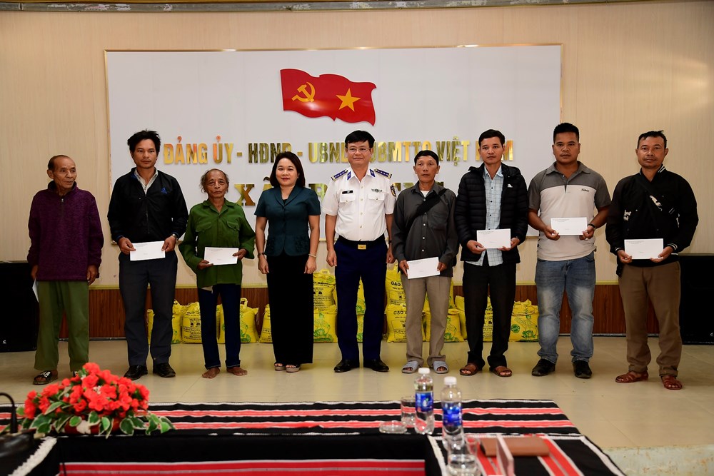 Vùng Cảnh sát biển 2 thăm, hỗ trợ đồng bào vùng lũ lụt  - ảnh 3