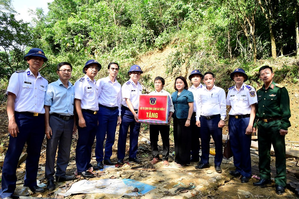 Vùng Cảnh sát biển 2 thăm, hỗ trợ đồng bào vùng lũ lụt  - ảnh 4