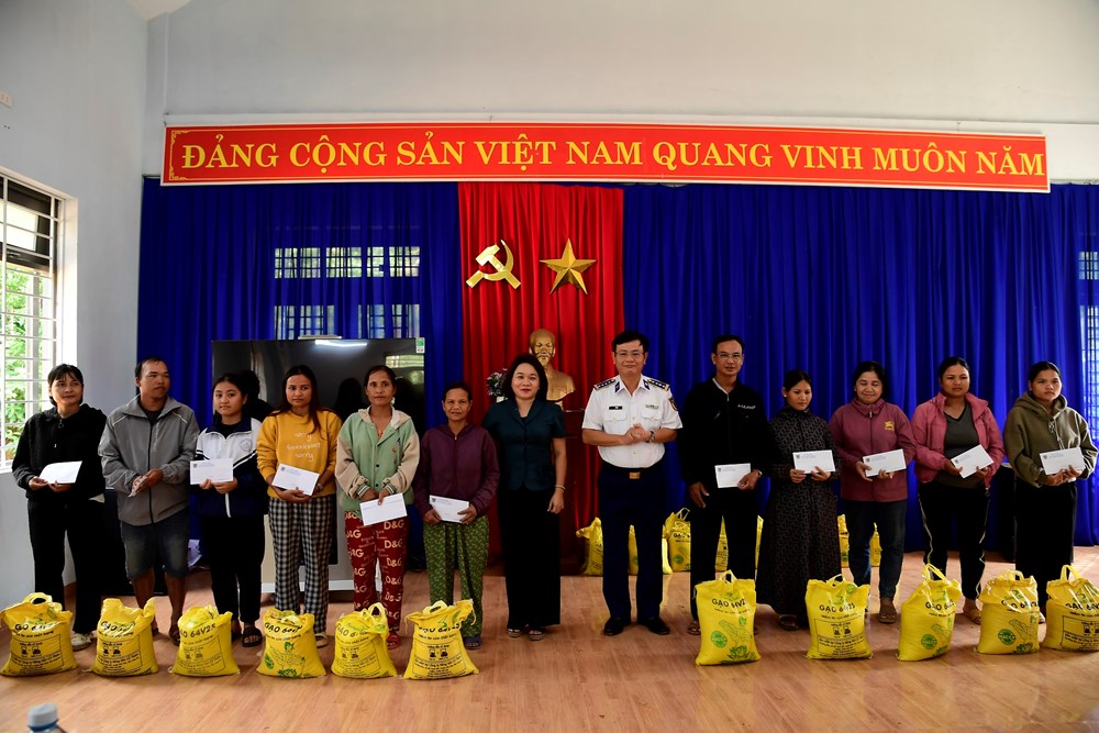 Vùng Cảnh sát biển 2 thăm, hỗ trợ đồng bào vùng lũ lụt  - ảnh 6