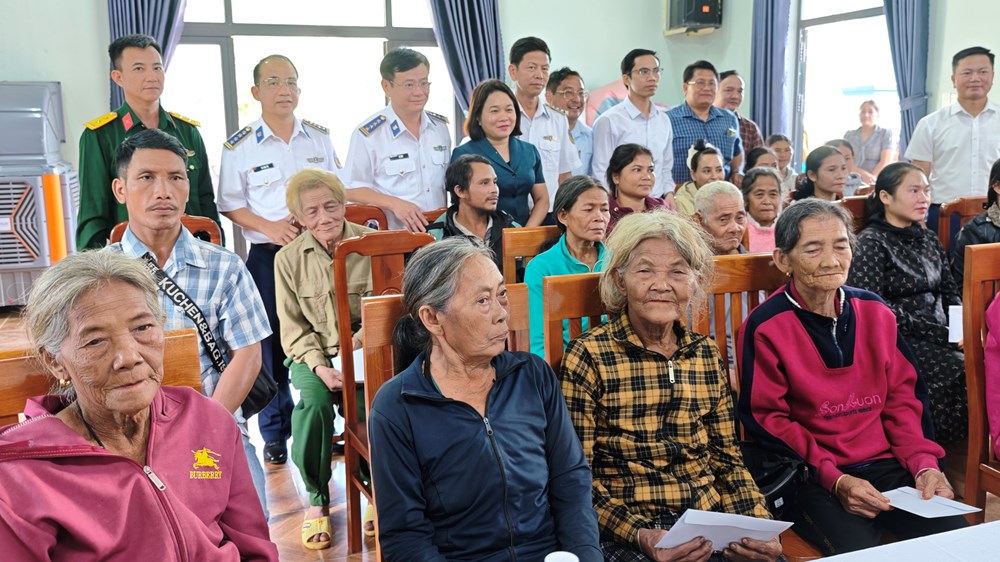 Vùng Cảnh sát biển 2 thăm, hỗ trợ đồng bào vùng lũ lụt  - ảnh 5