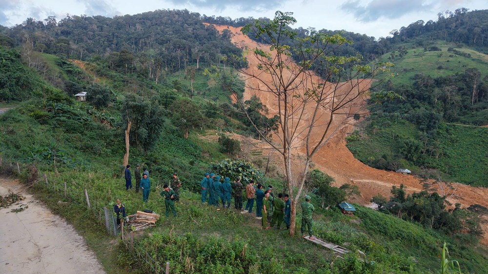 Di dời khẩn cấp 664 người sau vụ sạt lở kinh hoàng ở xã Hùng Sơn - ảnh 1