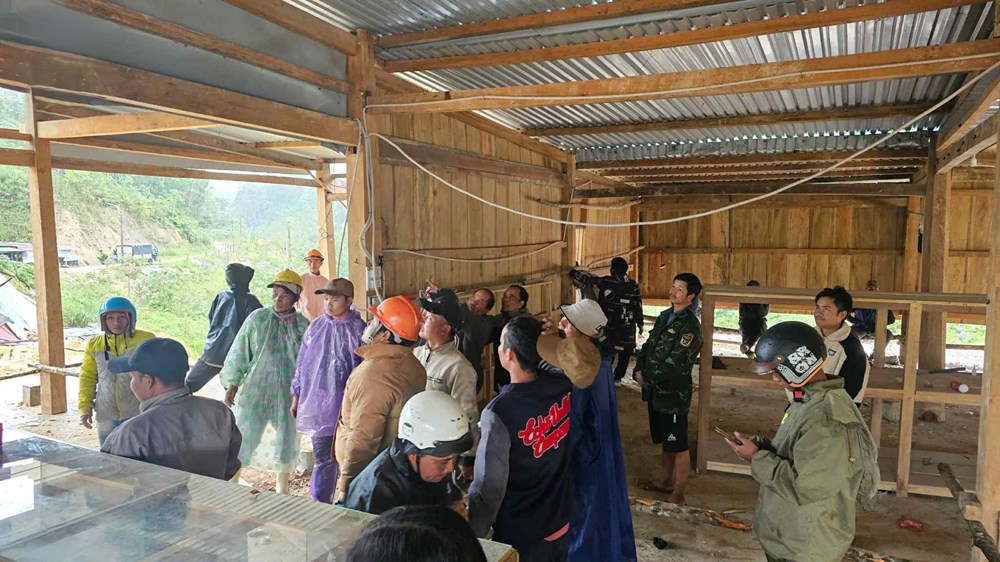 Di dời khẩn cấp thêm nhiều hộ dân khỏi khu vực nguy hiểm ở xã Hùng Sơn - ảnh 2