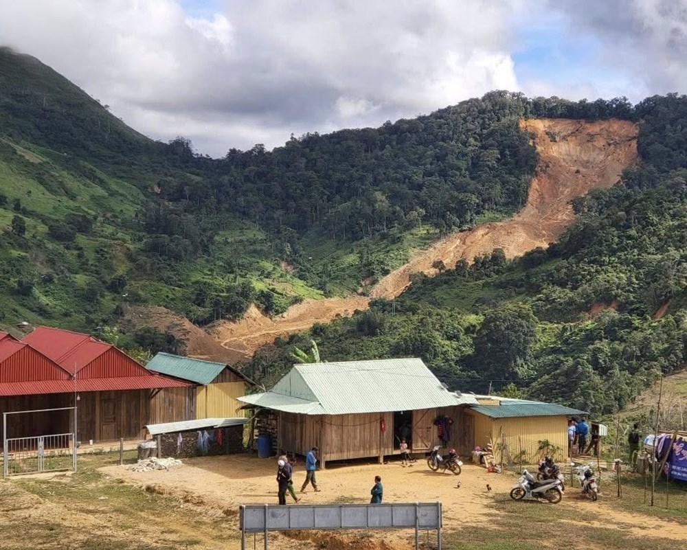 Di dời khẩn cấp thêm nhiều hộ dân khỏi khu vực nguy hiểm ở xã Hùng Sơn - ảnh 1