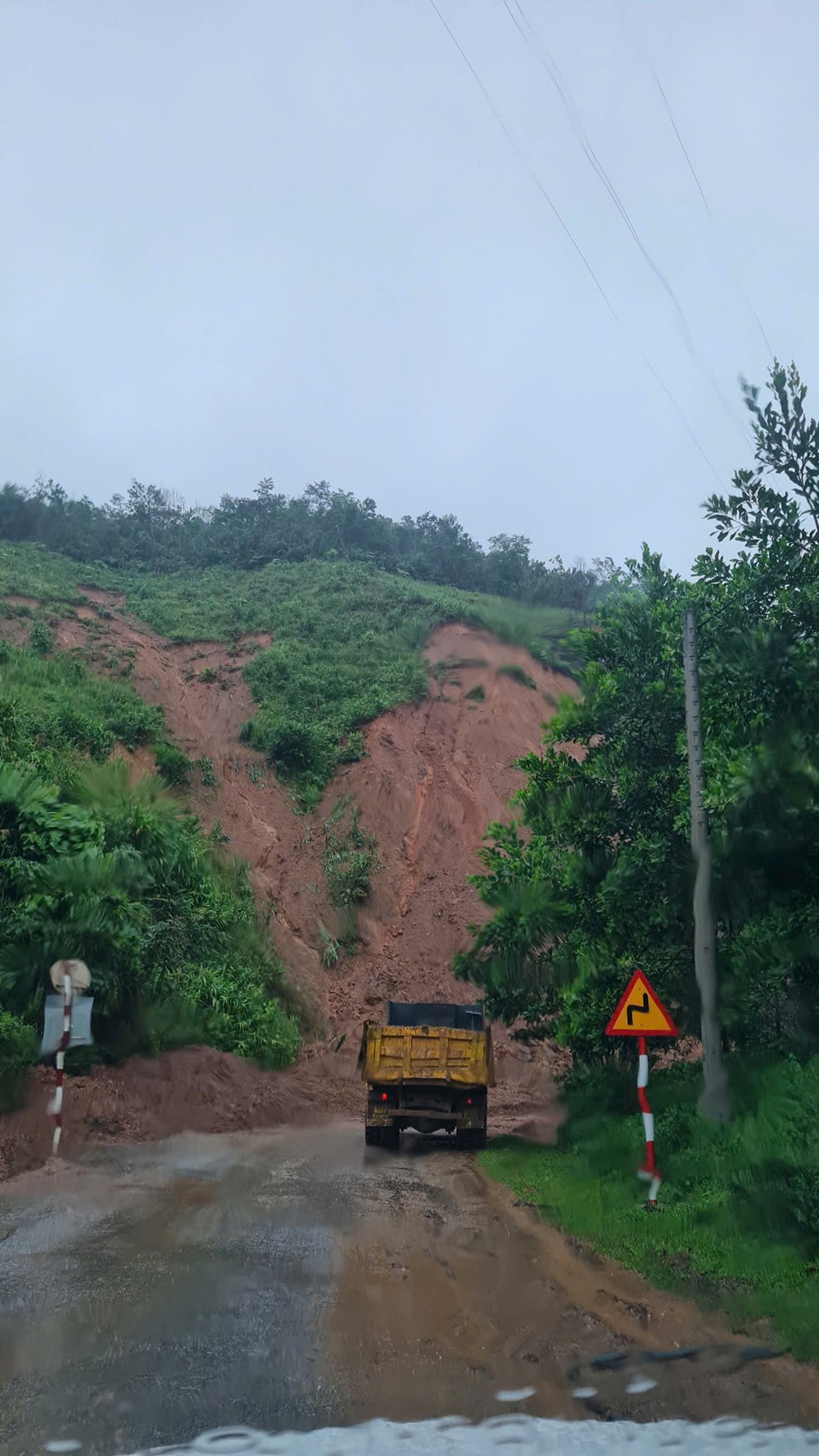 Di dời khẩn cấp thêm nhiều hộ dân khỏi khu vực nguy hiểm ở xã Hùng Sơn - ảnh 7