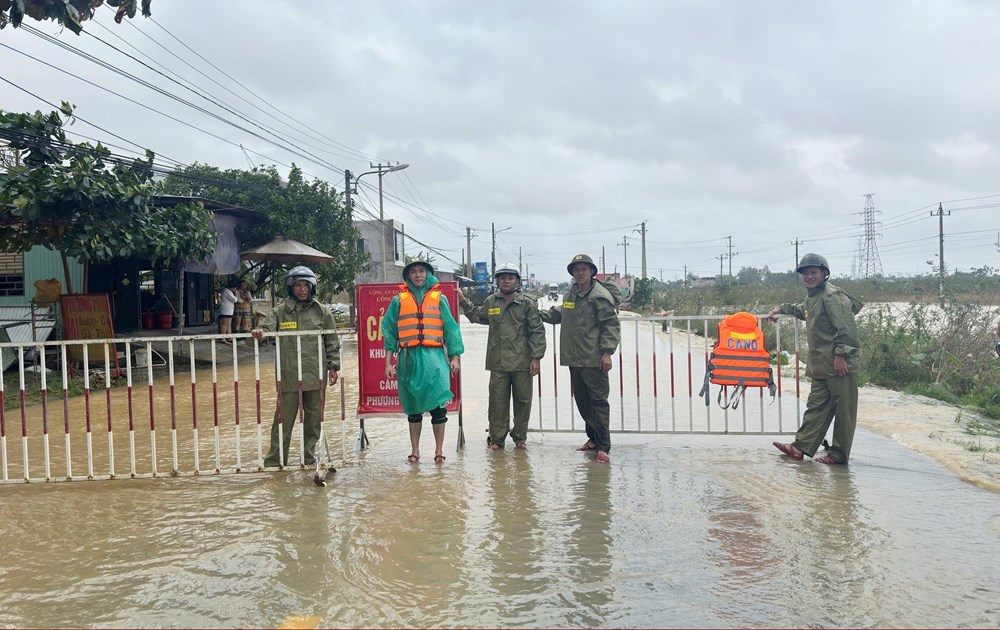 Mưa lớn kéo dài, nhiều vùng trũng thấp ở Đà Nẵng lại ngập lũ - ảnh 3