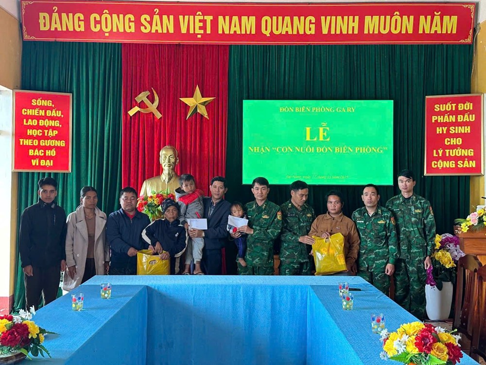 Bộ đội Biên phòng nhận đỡ đầu con của hai vợ chồng mất tích do sạt lở tại Hùng Sơn - ảnh 1
