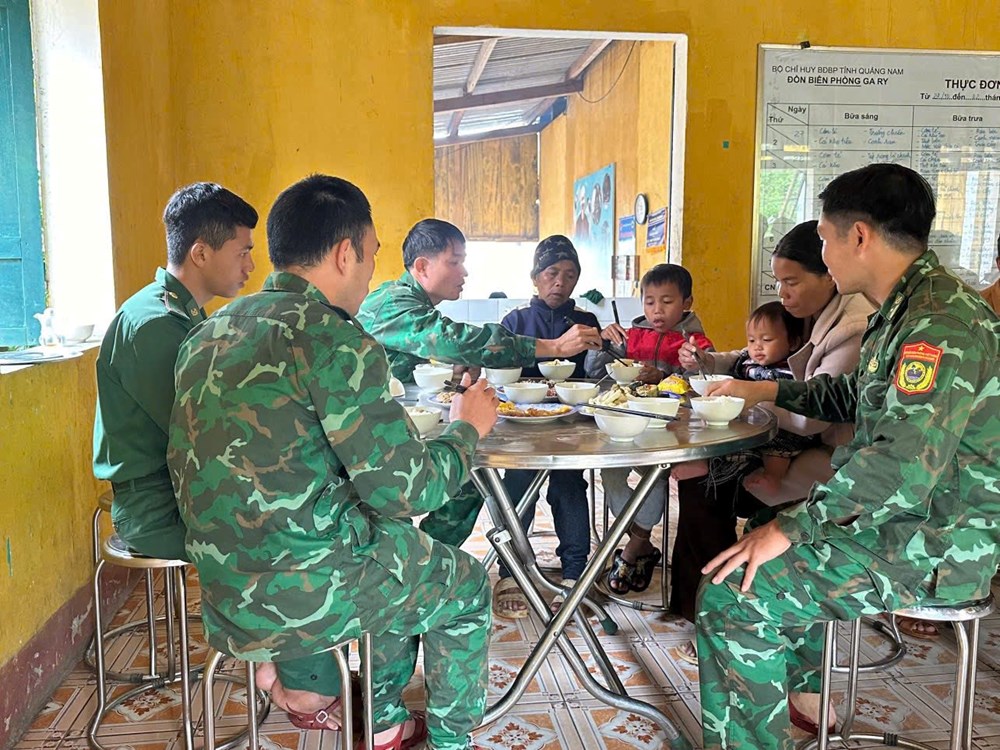Bộ đội Biên phòng nhận đỡ đầu con của hai vợ chồng mất tích do sạt lở tại Hùng Sơn - ảnh 2