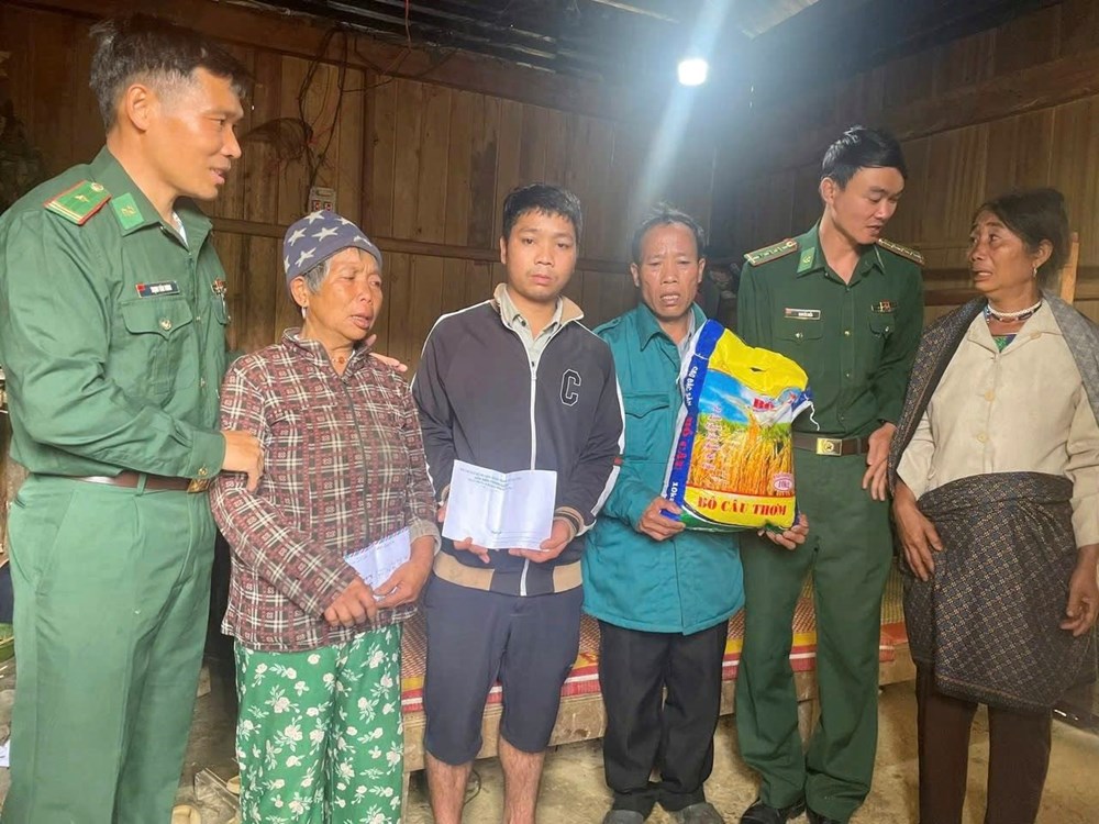 Bộ đội Biên phòng nhận đỡ đầu con của hai vợ chồng mất tích do sạt lở tại Hùng Sơn - ảnh 3