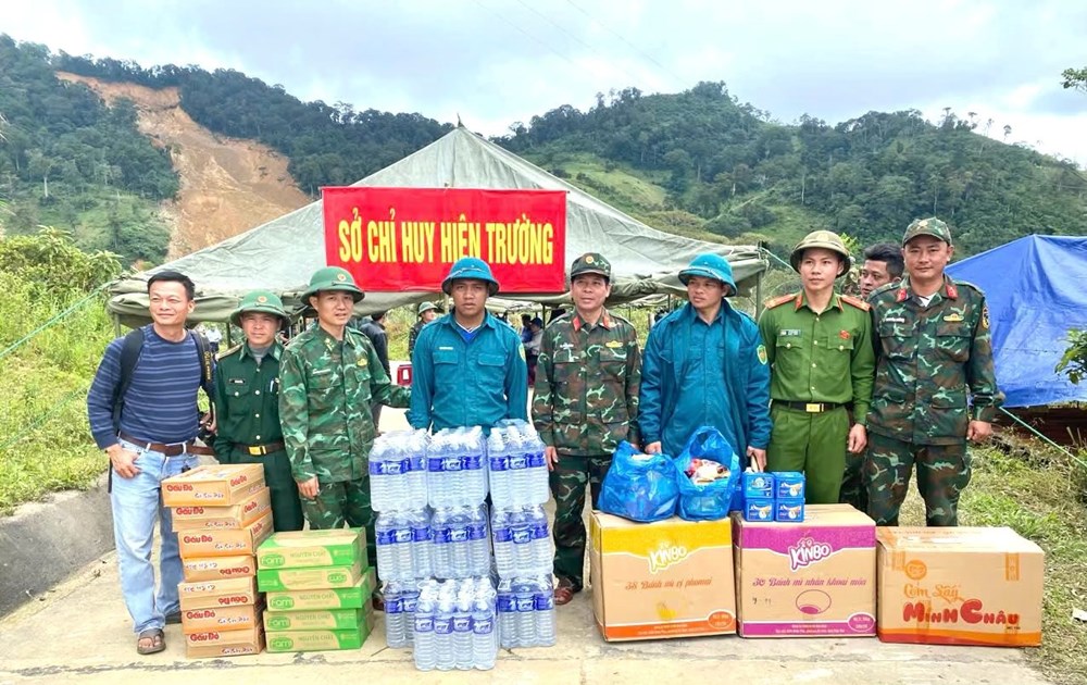 Bộ đội Biên phòng nhận đỡ đầu con của hai vợ chồng mất tích do sạt lở tại Hùng Sơn - ảnh 4