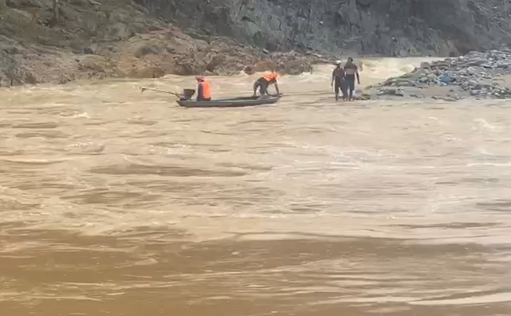 Mưa lớn kéo dài, nhiều vùng trũng thấp ở Đà Nẵng lại ngập lũ - ảnh 8