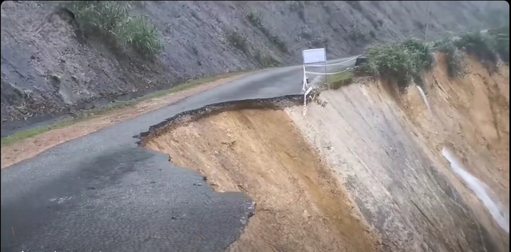 Di dời khẩn cấp thêm nhiều hộ dân khỏi khu vực nguy hiểm ở xã Hùng Sơn - ảnh 6