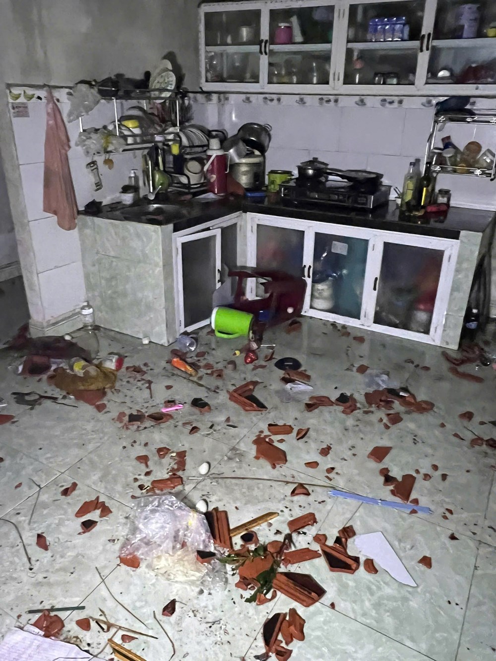 Lốc xoáy nửa đêm, 2 người bị thương, hàng chục nhà dân tốc mái - ảnh 4