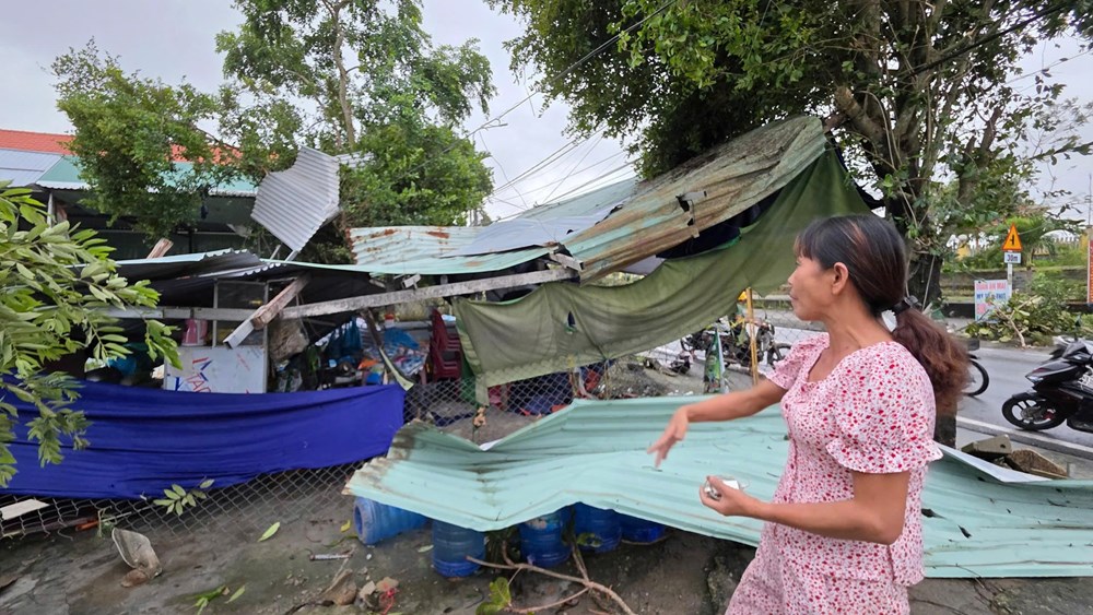 Lốc xoáy nửa đêm, 2 người bị thương, hàng chục nhà dân tốc mái - ảnh 3