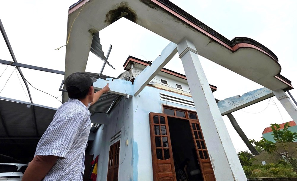Lốc xoáy nửa đêm, 2 người bị thương, hàng chục nhà dân tốc mái - ảnh 1