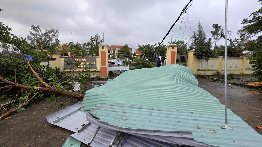 Lốc xoáy nửa đêm, 2 người bị thương, hàng chục nhà dân tốc mái - ảnh 2