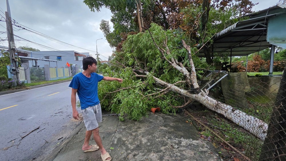 Lốc xoáy nửa đêm, 2 người bị thương, hàng chục nhà dân tốc mái - ảnh 5