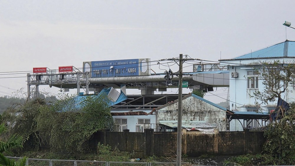 Lốc xoáy nửa đêm, 2 người bị thương, hàng chục nhà dân tốc mái - ảnh 6