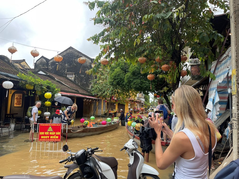 Mưa lớn kéo dài, nhiều vùng trũng thấp ở Đà Nẵng lại ngập lũ - ảnh 4