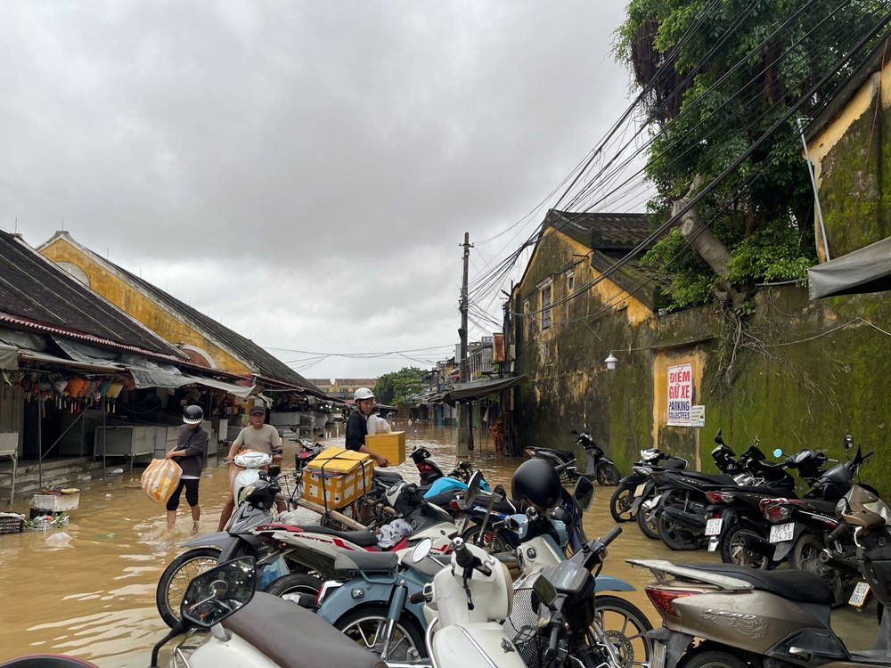 Mưa lớn kéo dài, nhiều vùng trũng thấp ở Đà Nẵng lại ngập lũ - ảnh 2