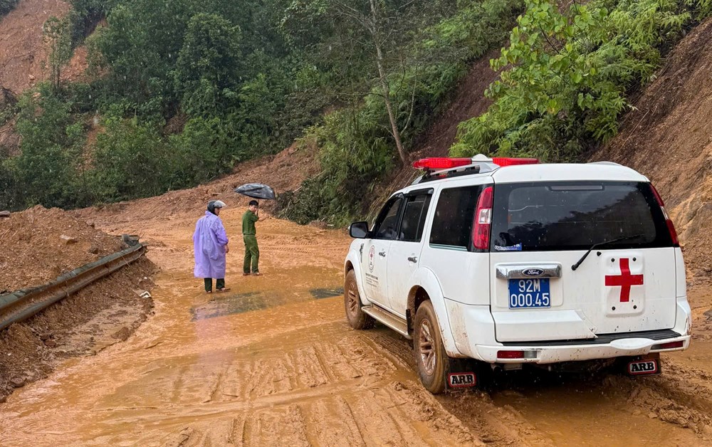 Công an hỗ trợ vận chuyển kịp thời bệnh nhân qua vùng sạt lở để đi cấp cứu - ảnh 1