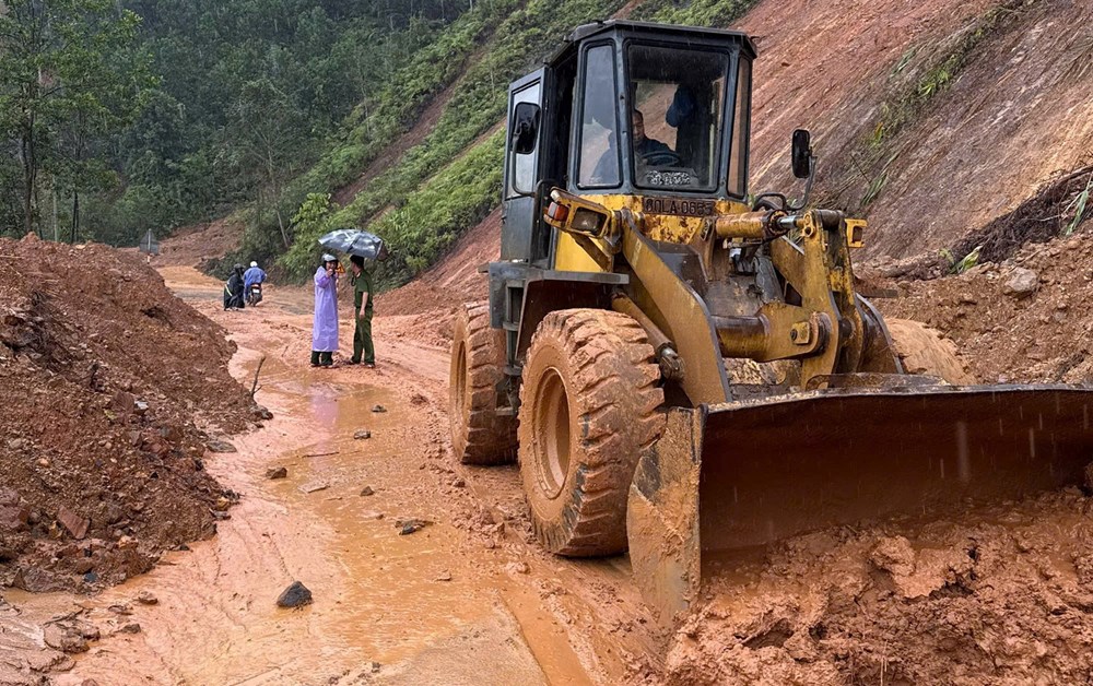 Công an hỗ trợ vận chuyển kịp thời bệnh nhân qua vùng sạt lở để đi cấp cứu - ảnh 2