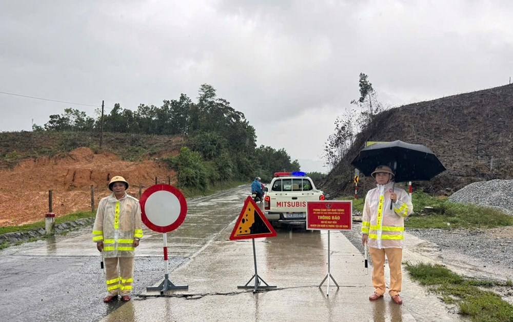 Công an hỗ trợ vận chuyển kịp thời bệnh nhân qua vùng sạt lở để đi cấp cứu - ảnh 4