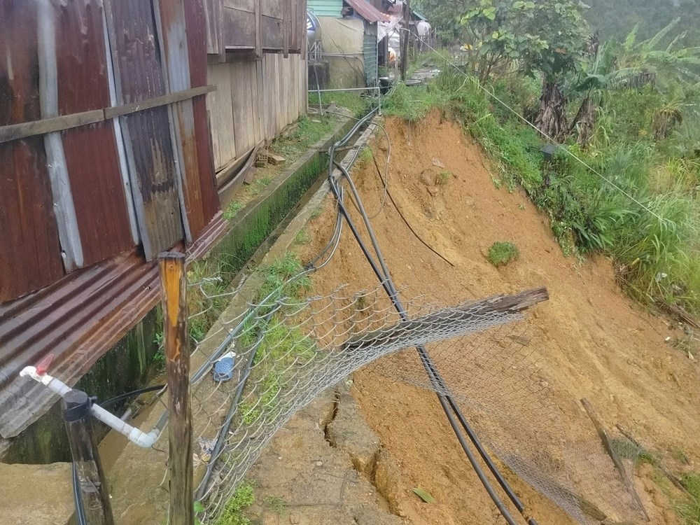 Xã Hùng Sơn tiếp tục di dời khẩn cấp hàng chục hộ dân trước nguy cơ sạt lở núi - ảnh 3