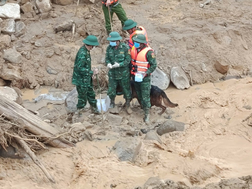 Tìm thấy thi thể đầu tiên trong vụ sạt lở vùi lấp 3 người ở xã Hùng Sơn - ảnh 2