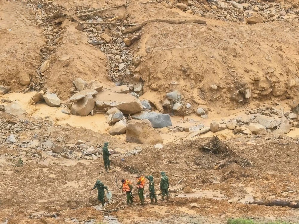 Tìm thấy thi thể đầu tiên trong vụ sạt lở vùi lấp 3 người ở xã Hùng Sơn - ảnh 3