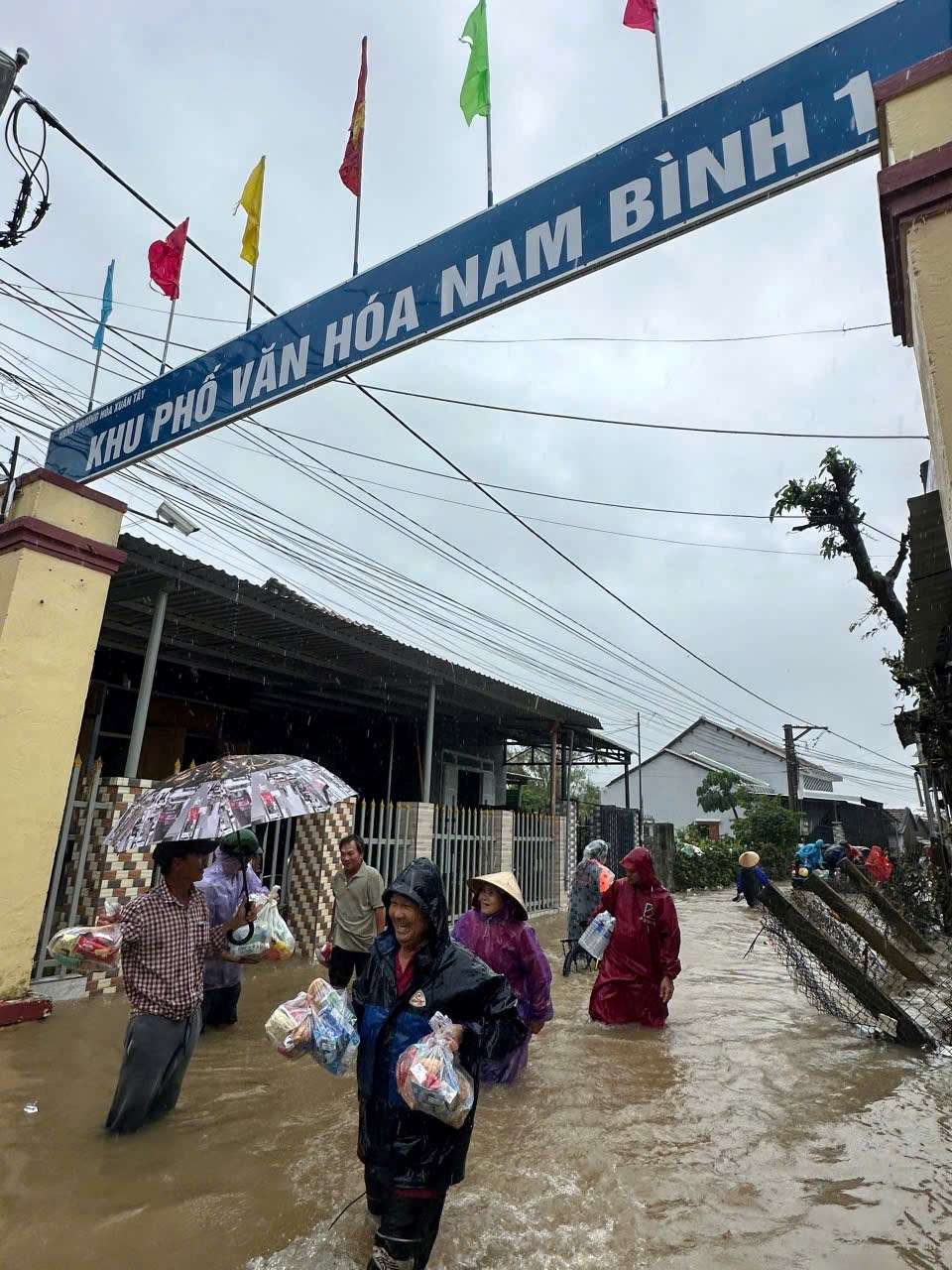 Người vùng lũ Hội An huy động nhu yếu phẩm gửi vào vùng lũ Đắk Lắk - ảnh 4