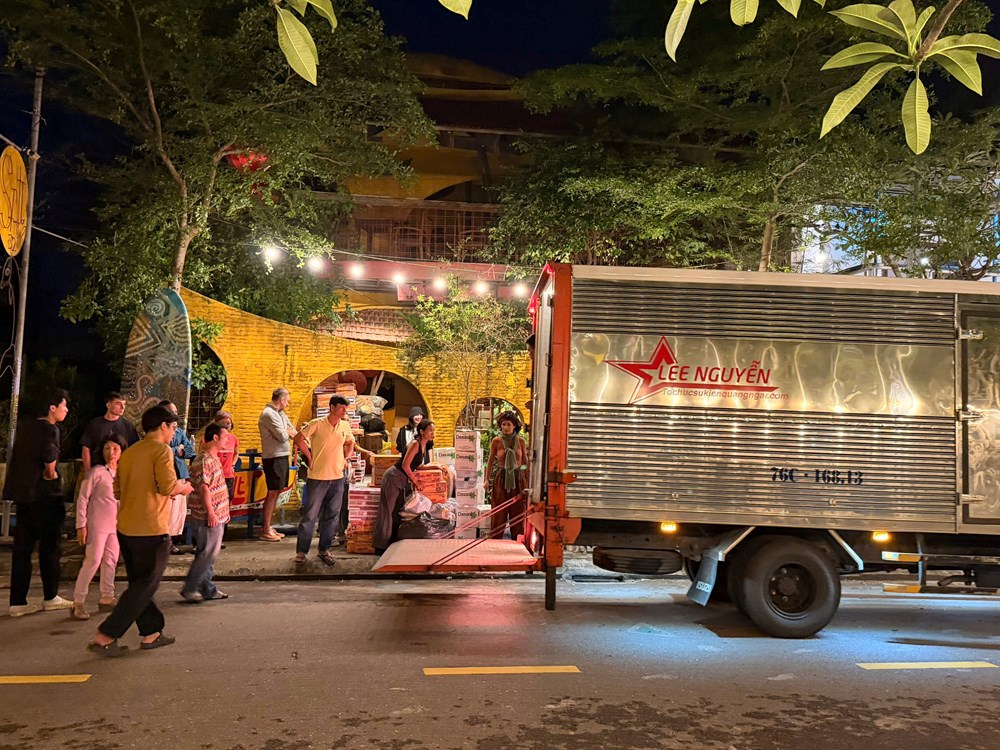 Người vùng lũ Hội An huy động nhu yếu phẩm gửi vào vùng lũ Đắk Lắk - ảnh 3