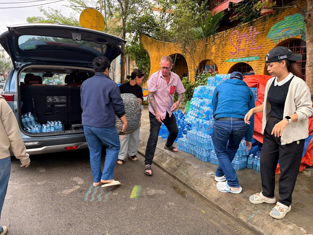 Người vùng lũ Hội An huy động nhu yếu phẩm gửi vào vùng lũ Đắk Lắk - ảnh 2