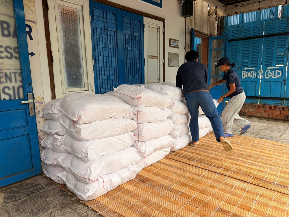 Người vùng lũ Hội An huy động nhu yếu phẩm gửi vào vùng lũ Đắk Lắk - ảnh 8