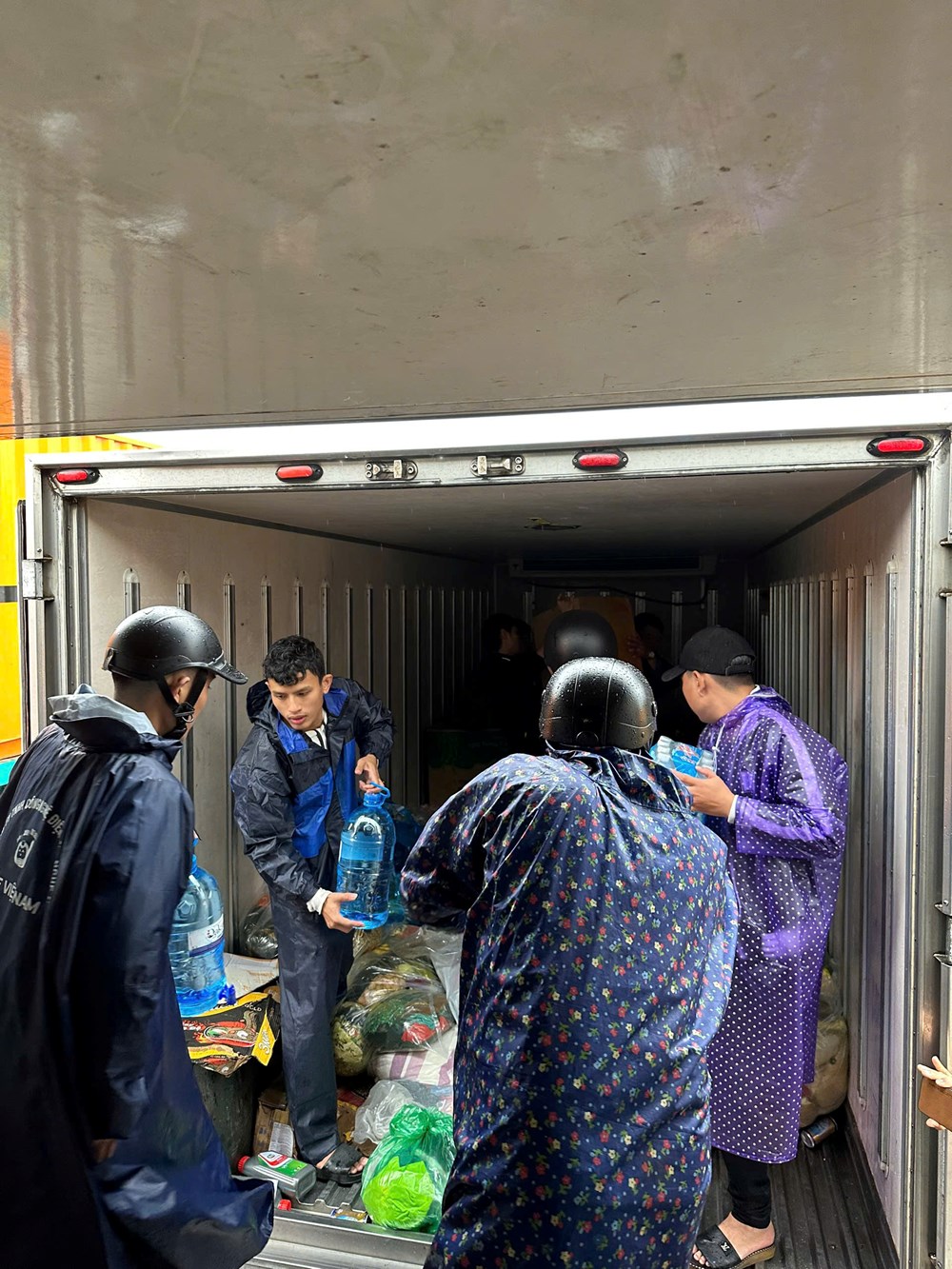 Người vùng lũ Hội An huy động nhu yếu phẩm gửi vào vùng lũ Đắk Lắk - ảnh 9