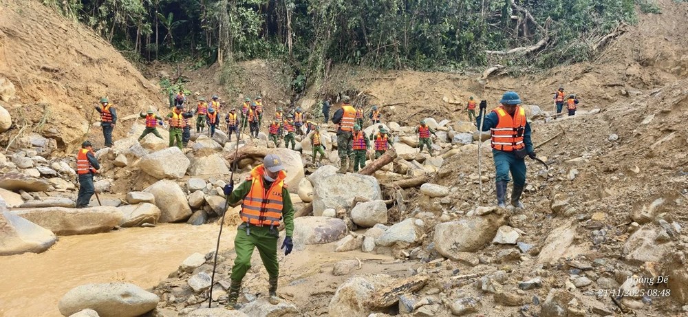 Tiếp tục tìm kiếm nạn nhân mất tích trong vụ sạt lở tại Hùng Sơn - ảnh 2