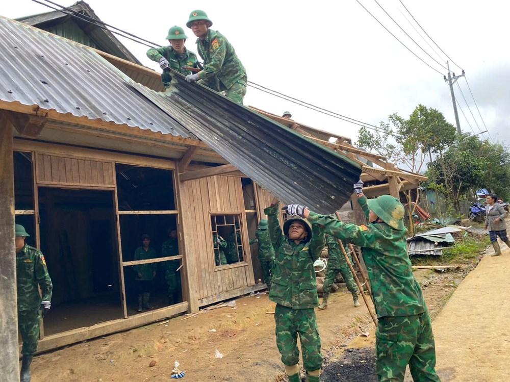 Tiếp tục tìm kiếm nạn nhân mất tích trong vụ sạt lở tại Hùng Sơn - ảnh 1