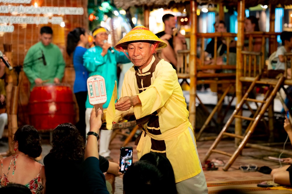 Đến Hội An, tham gia đêm giao lưu nghệ thuật bài chòi  - ảnh 9