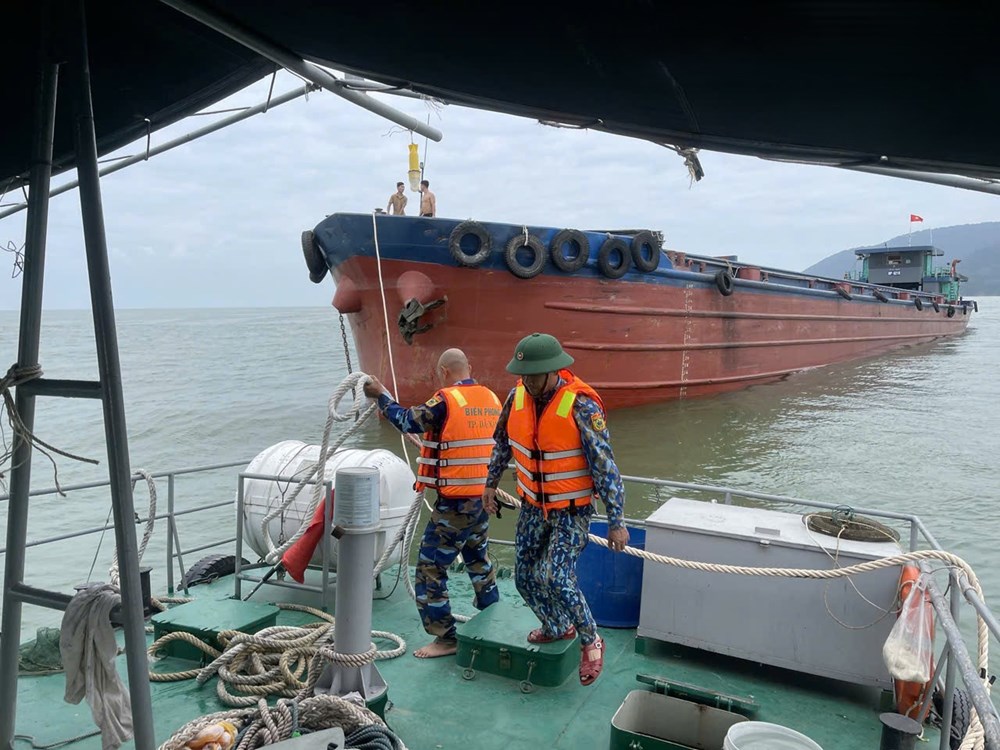 Bộ đội Biên phòng lai dắt an toàn tàu hàng bị hỏng máy, trôi neo trên vịnh Đà Nẵng - ảnh 1
